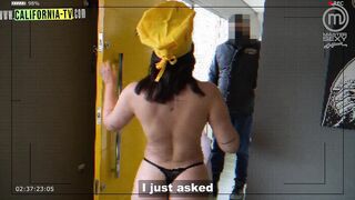 Clara Wellen, famous Brazilian influencer, was caught opening the door naked for a mo