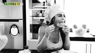 Clara Wellen, famous Brazilian influencer, was caught opening the door naked for a mo