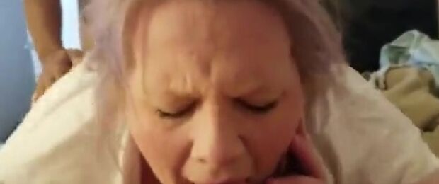 Geile Blondine fickt zwei Schwanze ab