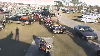 Motorradbraut zum Bumsen abgeschleppt
