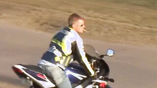 Motorradbraut zum Bumsen abgeschleppt