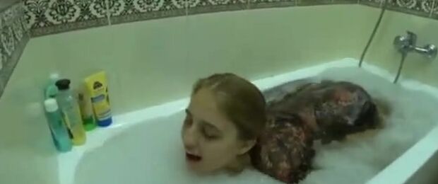 Zierliches Madel nach dem Baden gebumst