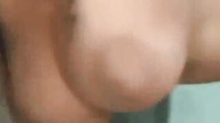 Brunette MILF-Schonheit mit Locken