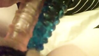 Dansk MILF leger med dildoer, mens du ser porno