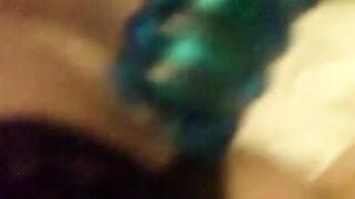 Dansk MILF leger med dildoer, mens du ser porno