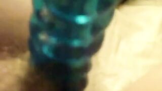 Dansk MILF leger med dildoer, mens du ser porno
