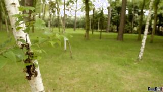 Die heiße Wildkatze im Wald gevogelt