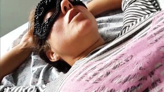 Mamma italiana spompina un ragazzo mentre il cornuto lavora