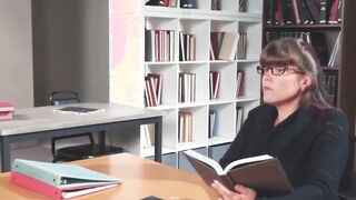 Lass mich in der Bibliothek geil poppen