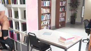 Lass mich in der Bibliothek geil poppen