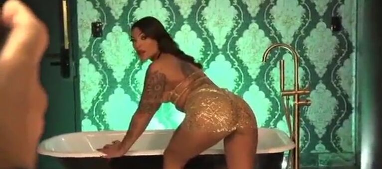 Morena gostosa do rabão fudendo com o dotado