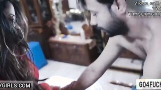 Indian Bhabhi Makan Malik Ne apne naukaro ko chodne ka training deti hai