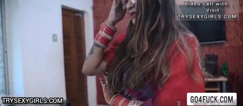 Indian Bhabhi Makan Malik Ne apne naukaro ko chodne ka training deti hai