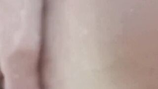 Tittenluder unter der Dusche vollgespritzt