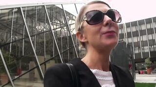Blondine von der Straße zum Squirten gebracht