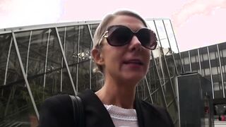 Blondine von der Straße zum Squirten gebracht