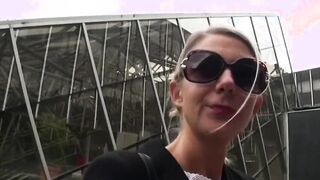 Blondine von der Straße zum Squirten gebracht