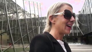 Blondine von der Straße zum Squirten gebracht