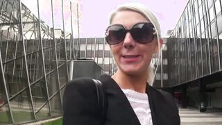 Blondine von der Straße zum Squirten gebracht
