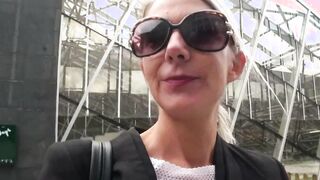 Blondine von der Straße zum Squirten gebracht