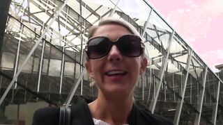 Blondine von der Straße zum Squirten gebracht