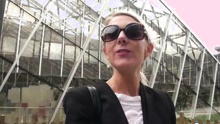 Blondine von der Straße zum Squirten gebracht