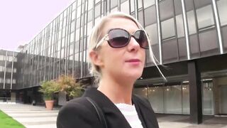 Blondine von der Straße zum Squirten gebracht
