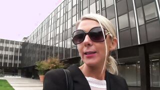 Blondine von der Straße zum Squirten gebracht