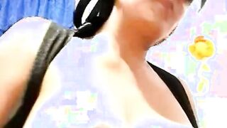 Feuriges Luder mit großen steifen Nippeln