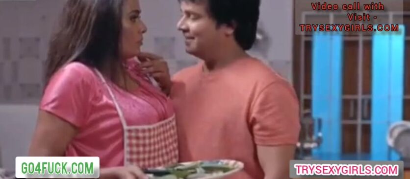 Indian sexy Bhabhi ko Dewar ne kitchen mai aakela dekha Chudai kari