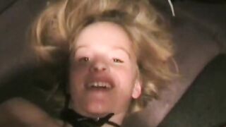 Geile Frau in einer privaten Gruppensex-Szene