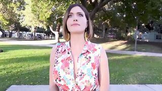 Heiße Brunette lutscht auch meine prallen Eier