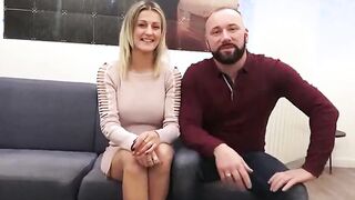 Milf auf der grauen Casting Couch gevogelt