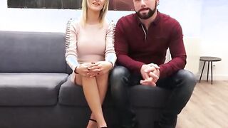 Milf auf der grauen Casting Couch gevogelt
