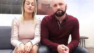 Milf auf der grauen Casting Couch gevogelt