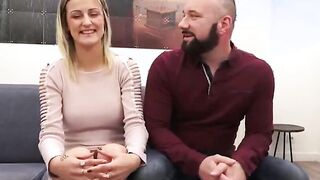 Milf auf der grauen Casting Couch gevogelt