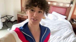 Gut gelaunte Hausfrau vaagelt vor der Kamera