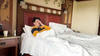 Gut gelaunte Hausfrau vaagelt vor der Kamera