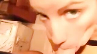 Svensk blondin med stor röv suger som ett proffs