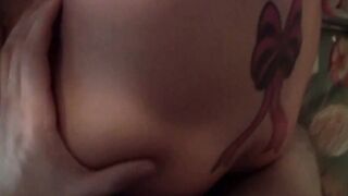 Tattoo Maadel in der Kaeche rangenommen