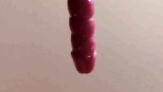 Die 18-jährige deutsche Jassi fickt sich mit einem Dildo
