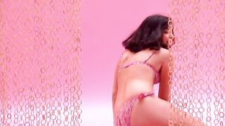 Bae dark haired Beauty dildos her arse