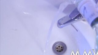 Trashy blondie gets screwed and creampie