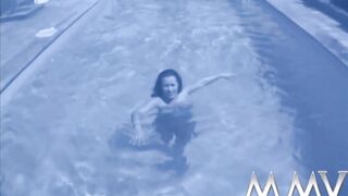 Slutty bimbos gets facialized at the poolside