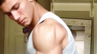Muscular Hunk Masturbates on Webcam