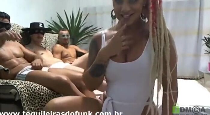 Safada do cabelo rosa gostosa do rabão fudendo no gangbang