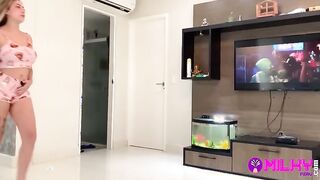 Loirinha gostosa do rabão fudendo com o negão dotado
