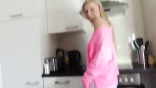 Blondes deutsches Luder wird in der Küche hart gefickt
