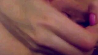 Schlanke deutsche Blondine masturbiert vor der Webcam