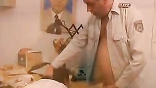 Die Genossen bumsen mich in der Wachstube